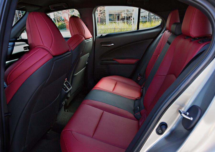 Интерьер Lexus UX200 F-Sport 2018 года  (NA) (фото 16 из 40)